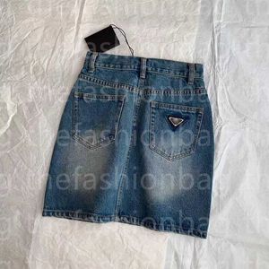 7A- Designer Ladies Hot P Home Pantaloncini di jeans Triangolo in metallo Etichetta Fashion Ladies Summer Pants Blu