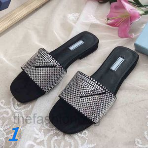 High qualitydesigner luxury party dress high-heeled slippers fashion shiny Rhinestone Leather Flat slippers leisure beach sandals