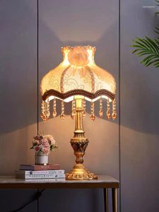 Lâmpadas de mesa Retro Europeu European Bedrom Lamp Lâmpada de casamento Light Princesa Dowry Brass Luxury LED Desk Shade NightStands