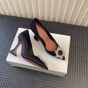 Amina Muaddi Dress Shoes مضخات كعب عالي مثير صنادل أحذية مصنع أحذية فاخرة Saeda حزام كريستال ساتان جلد سويدي حفل زفاف صندوق نسائي