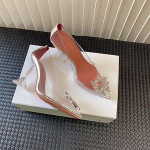 Amina Muaddi Dress Shoes مضخات كعب عالي مثير صنادل أحذية مصنع أحذية فاخرة Saeda حزام كريستال ساتان جلد سويدي حفل زفاف نسائي مع صندوق