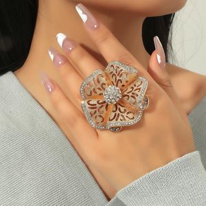Cluster Rings Luxury Big Flower Zircon Women Jewelry Classic Hollow Gold Color Justerbara Ring Kvinnliga g￥vor
