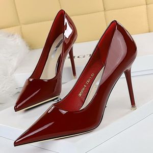 Klädskor 2022 sexiga kvinnor 9,5 cm taconer höga klackar pumpar kontor lady patent läder stiletto scarpins valentine prom plus size