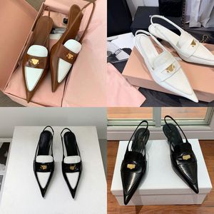 Nyhetsdesigner pekade Toe Cat Heels Sandaler Kvinnor Luxury Läder efter Strappy Hollow out Shoes Lady Covered Toe Sexiga guldmynt Dekoration Midhäl Sandalstorlekar 35-40