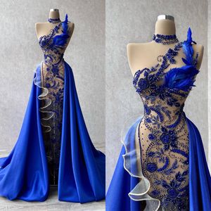 Exquisite blaue Federn-Abschlussballkleider, Perlenkristalle, transparenter Ausschnitt, Illusions-Partykleider mit Überröcken, maßgeschneidertes Abendkleid