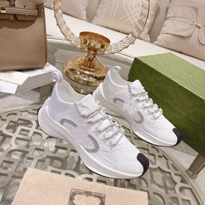 Par avslappnade löpskor italienska lyxiga mäns casual skor designer New Jersey gummi-backade basket sneakers platt rem ljus stickade tyg damer utomhus.