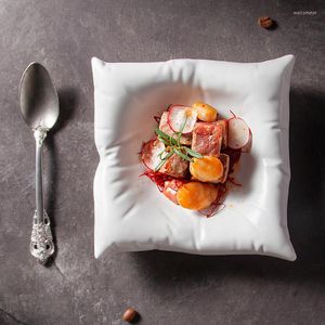 プレートクリエイティブセラミック模倣枕ディナープレートグルメスクエアホワイトとブラックデザートの芸術的な概念の食器