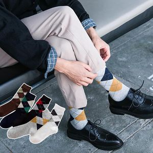 Мужские носки 2022 Высококачественные мужчины бизнес -хлопок смешной счастливая мода повседневная мужская бриллиантовая решетка длинная