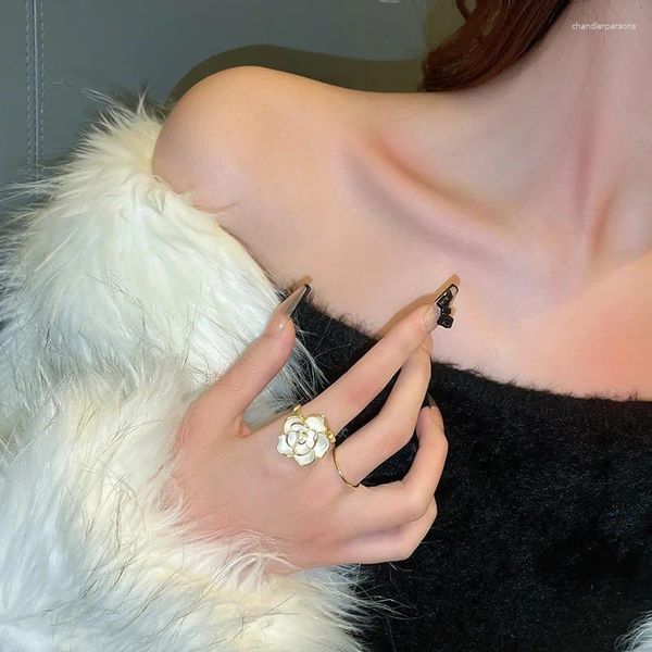 Anéis de cluster vintage banhado a ouro anel de liga de camélia para mulheres bonito índice de flor noivado jóias presente