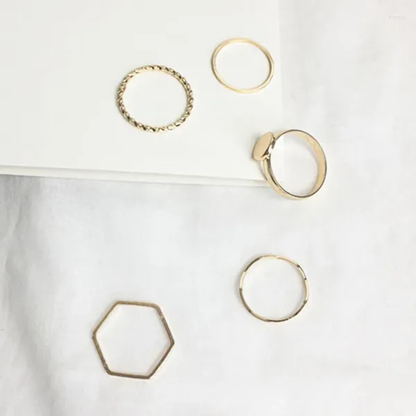 Anelli a grappolo 5 pezzi / set Design unico Semplice colore oro Onda irregolare per le donne Gioielli di moda Geometria all'ingrosso Set di anelli per feste Regali