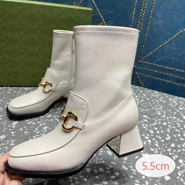 2024 Botas de tornozelo elásticas de couro genuíno Stud Block Coluna Base Bezerro Pull Slip-On Botas Curtas Mulheres Sapatos Ao Ar Livre Designer de Luxo Calçado de Fábrica de Salto Alto