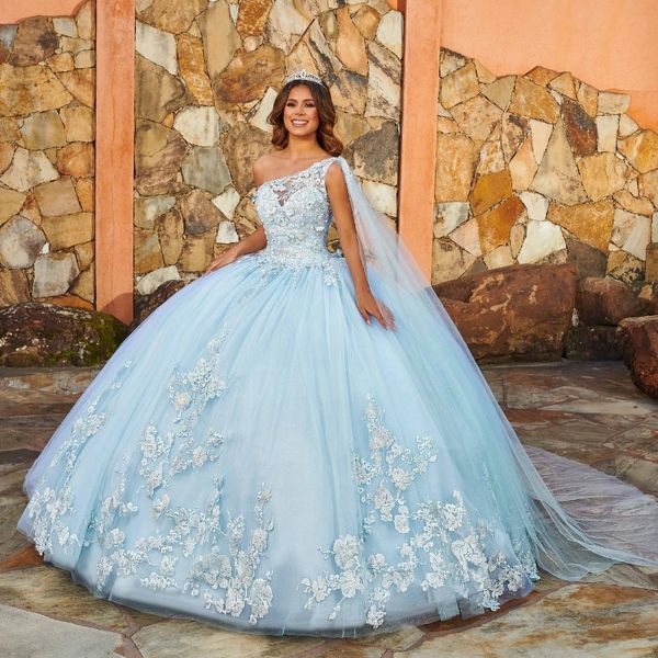 Sky Mavi Parlak Quinceanera Elbise Ball Roose Aplike Dantel Boncuklar Cape Prom Partisi Tatlı 16 Yıllık Kız Doğum Günü Partisi Vestidos 15 Anos