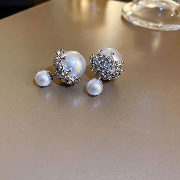 Grand sens du design de niche en forme de C, boucles d'oreilles en perles irrégulières avec un tempérament cool. Des boucles d'oreilles