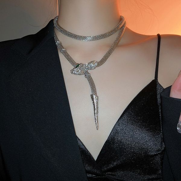 Collana con nappa a forma di serpente in cristallo di diamante esagerata. Girocollo con catena clavicola dal design creativo