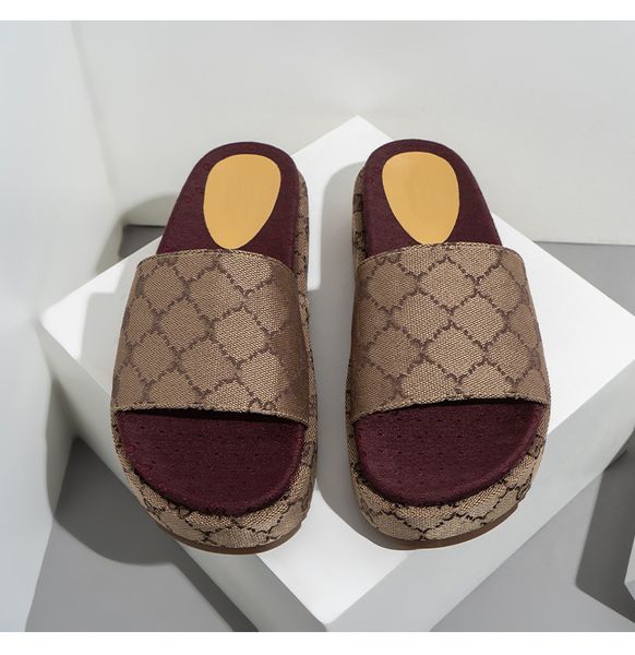 Slipper Designer Slides Sandálias femininas Ponte de travesseiros de palha Sapateiros casuais para a primavera e verão Sapato