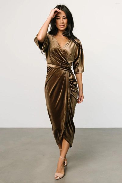 Sıradan elbiseler altın kadife elbise 2024 v yaka seksi parti düzensiz katı zarif kadınlar akşam vestidos