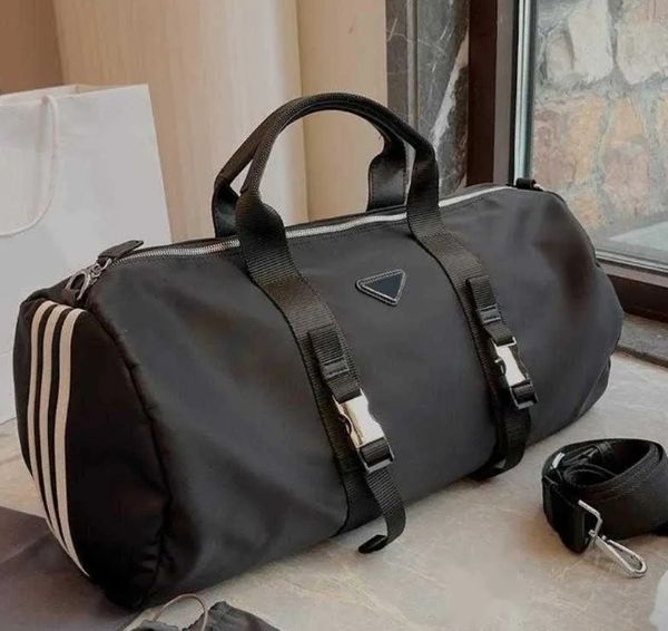 Vendi borsone triangolare Pbag Borsa da viaggio nera Borsa da viaggio in nylon da donna Borse firmate da uomo Borse da donna firmate Moda classica Bagaglio di grande capacità