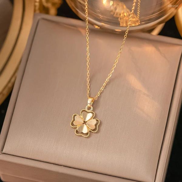 Charms aushöhlen strukturierte Glücksklee-Halskette für Frauen Edelstahl-Blumenanhänger 18 Karat Goldfarbe Halsketten Modeschmuck Geschenk