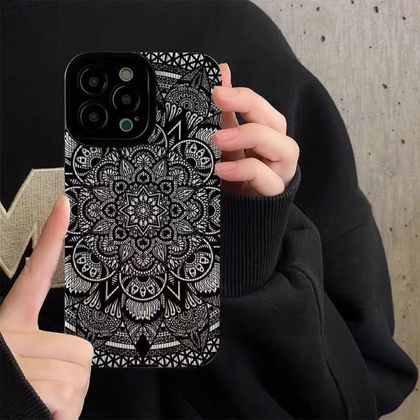 Custodia per telefono Totem moda in pelle fresca per iPhone 15 14 13 12 11 Pro Max XS X XR 15 Plus Cover posteriore nera morbida moda 350 pezzi