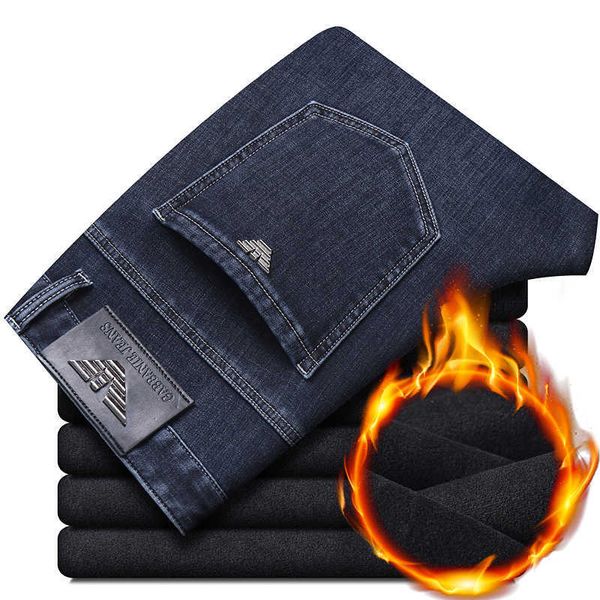 Стильные мужские джинсы на прилавке, зима 2023, высококачественные эластичные брюки с плюшевой изоляцией, облегающие эластичные брюки среднего возраста