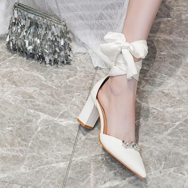 Sandalet bayan evli sivri uçlu arka kayış şerit oyuk topu kalın topuk toka kristal zincir elmas ziyafet kadın düğün ayakkabıları