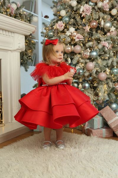 Edle kurze rote Blumenmädchenkleider aus Satin mit Juwelenausschnitt, ärmellos mit Schleife, Ballkleid, Federn, Teelänge, maßgeschneidert für die Hochzeitsfeier