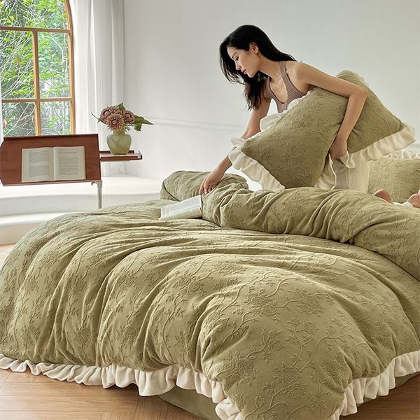 Set biancheria da letto ricamato Set copripiumino caldo stagione con lenzuolo Letto king size Completo calore Coperta di lusso in velluto di latte Tessili per la casa