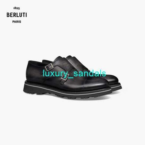 BERLUTI Scarpe eleganti da uomo Scarpe oxford in pelle Berluti Alessio Padova Scarpe Monk con doppio bottone in pelle con motivo Scritto Nero Grigio 050 HBNX