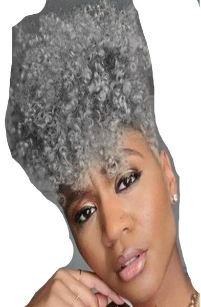 Silbergrauer Afro-Puff-Brötchen mit Knall-Pferdeschwanz-Haarteilen, Afro-Amerikaner, kurzes, verworrenes lockiges Echthaar, Kordelzug-Pferdeschwanz, hai1833794