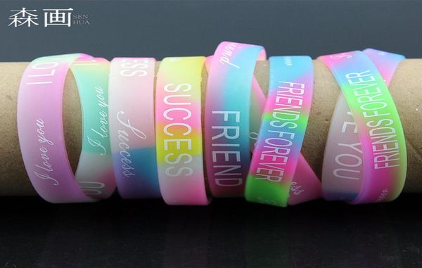 Gioielli Interi 100 pezzi lettere Stampa braccialetto luminoso in silicone Colori misti 12 mm di larghezza Braccialetti luminosi in gomma per uomo donna0397505451