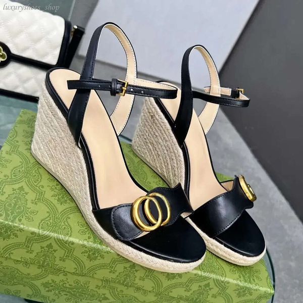 Yaz Tatil Platformu Kadın Tasarımcıları Sandal El Yapımı Ayakkabı Metal Dekorasyonu Yüksek Topuklular 8.5cm Keten Kama Deri Ayak Bileği Kayış Tasarımcı Ayakkabı Kadın Sandalet