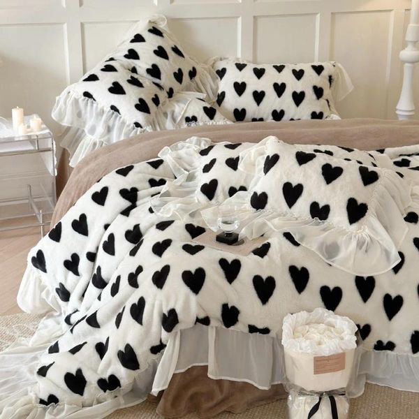 Set di biancheria da letto Set di quattro pezzi in peluche addensato autunno e inverno con copripiumino in pizzo con volant con stampa d'amore caldo velluto di latte