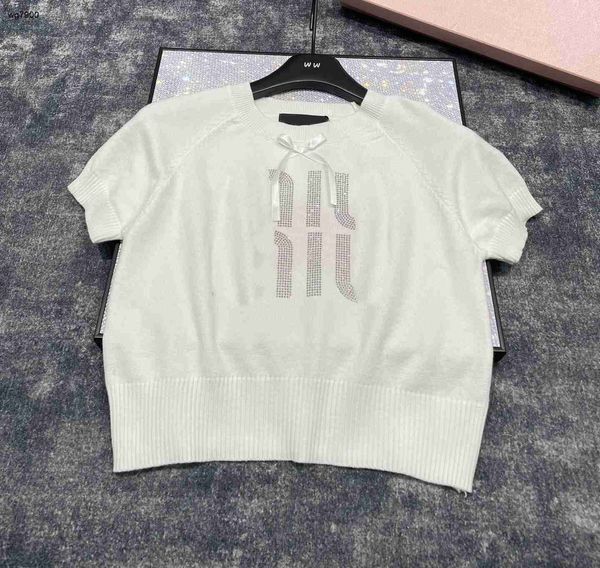 Tasarımcı Knit T Shirt Kadınlar İçin Marka Giysileri Kadınlar için Sonbahar Üstleri Moda Mektubu Logosu Kısa Knapıtlı Kız Örgü Ocak 02