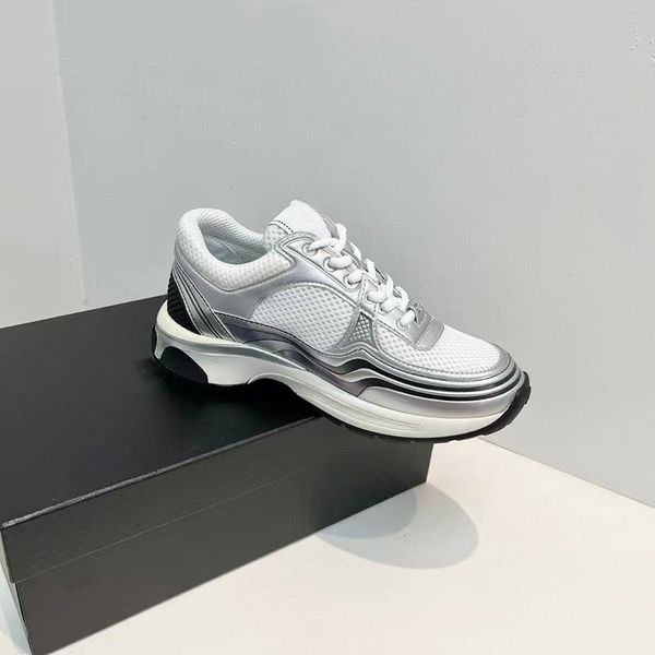 Alta qualità 2024 nuova primavera e l'estate mesh antiscivolo traspirante pan di spagna tacco sport donna spessa suola altezza aumento moda casual scarpe da corsa leggere