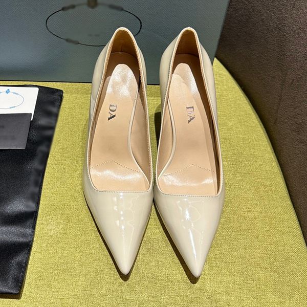 Famoso triângulo sinal de luxo mulheres designer salto alto itália marca moda novas senhoras apontou sapatos sapatos de dança luxo couro genuíno senhora bombas sapatos de casamento