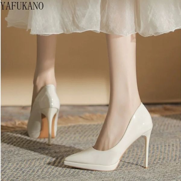 Сексуальные женские туфли-лодочки из лакированной кожи на высоком каблуке-шпильке с острым носком 12 см, белые свадебные туфли для вечеринок, маленький размер 32 33 240102