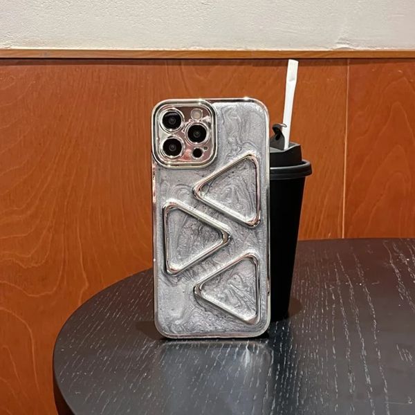 Custodia morbida per telefono di fascia alta con motivo triangolare argento per iPhone 11 12 13 14 15 Pro XR Protezione per lenti e cover in TPU antiurto 240102