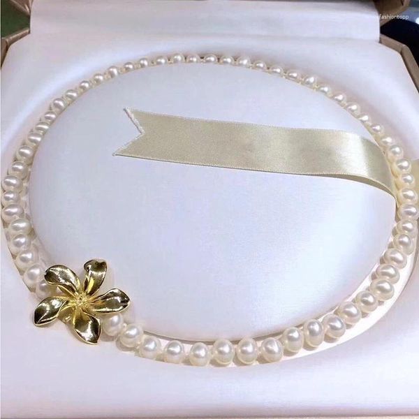 Collane con ciondolo Collana con fibbia a forma di fiore dorato Collana di perle naturali Girocollo regolabile per regalo di gioielli per le vacanze da donna