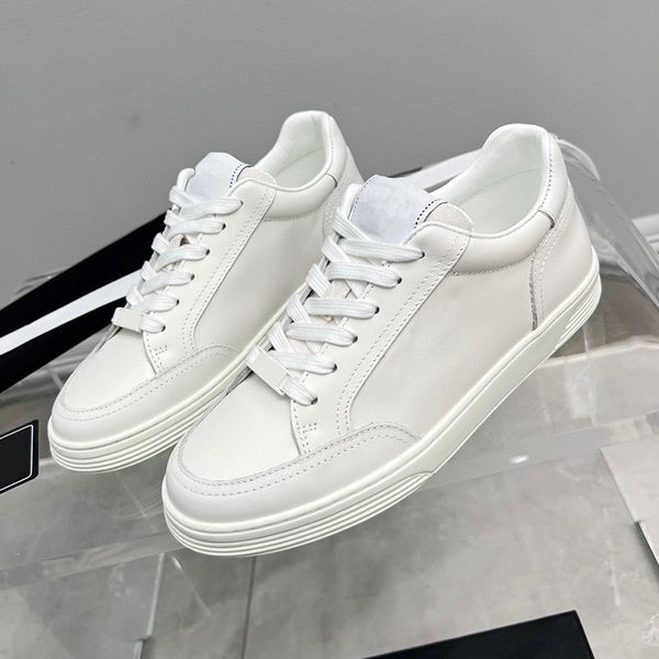 Marca de luxo de alta qualidade de alta qualidade esportes de fragrância esportes casuais sapatos femininos de couro sapatos brancos planos de sapatos brancos respiráveis 2024 Novo modelo