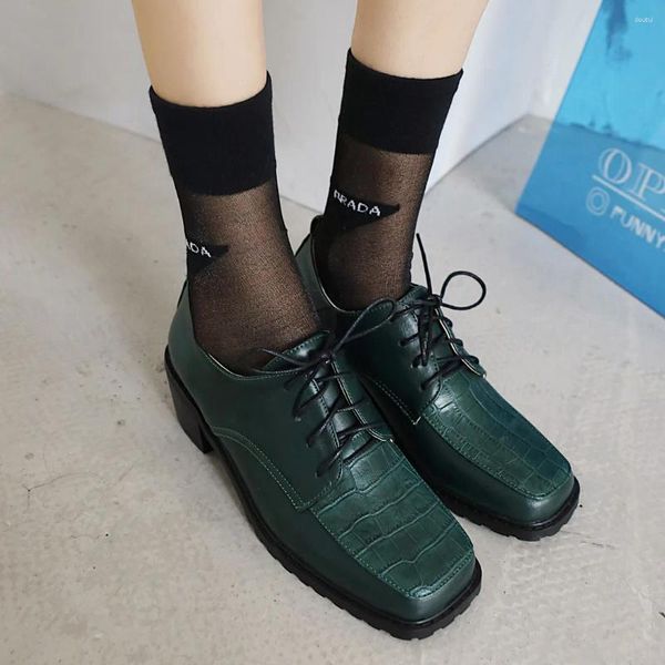 Модельные туфли Темно-зеленые туфли на низком каблуке с квадратным носком и каменной текстурой Модные женские кожаные повседневные туфли-лодочки в клетку нейтрального цвета в стиле ретро на толстом каблуке на шнуровке в клетку