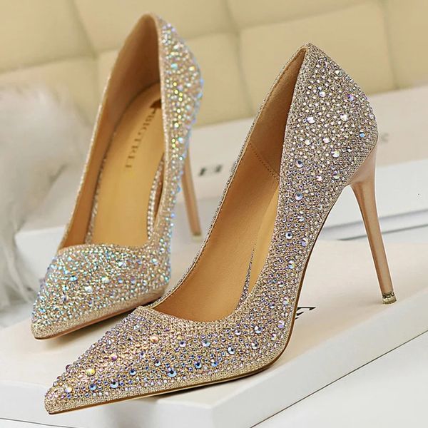 Kadınlar 10 cm yüksekte sıyırıcı bling scarpins pompalar bayan stiletto düğün gelin partisi fetiş kristal rhinestone altın balo ayakkabı 240102