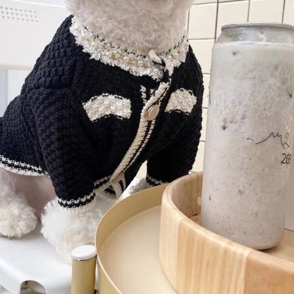 Abbigliamento per cani Cappotto maglione cardigan lavorato a maglia di lusso Abbigliamento invernale bianco nero per cani di piccola taglia Chihuahua Giacca da ragazza con scollo di perle