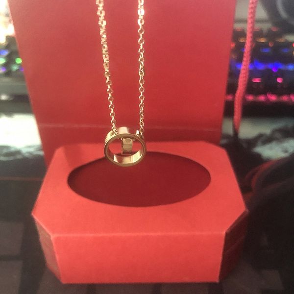 Классические дизайнерские ожерелья любви с двойным кольцом подвесной бриллиант Женский ожерелье модный женский золотой серебряный момент с красной коробкой 2024 C2