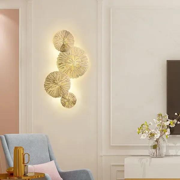 Lampada da parete moderna calda a 4 luci in acciaio inossidabile El Room con montatura in foglia di loto dorata, design di lusso con luci fantasia