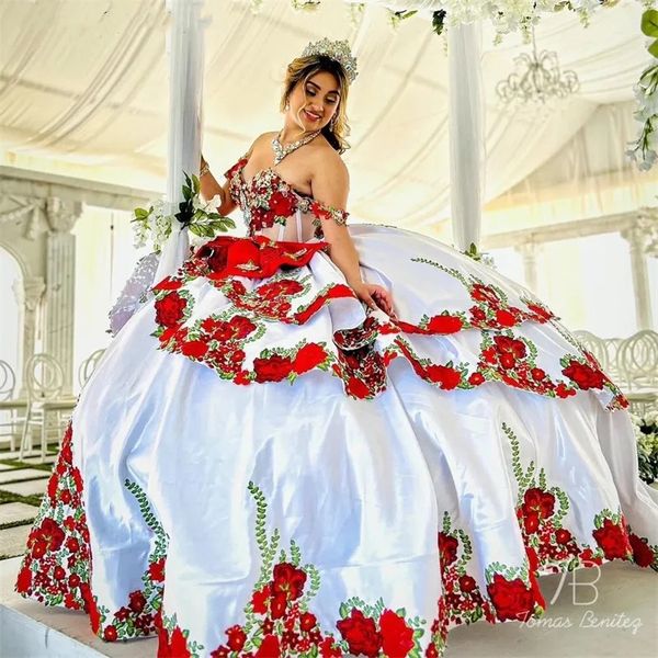 2024 Messico Bianco Principessa Ball Gown Abito stile Quinceanera Applicazioni di perline Cristalli Abiti da festa di compleanno Dolce 16 Abiti da 15 anos