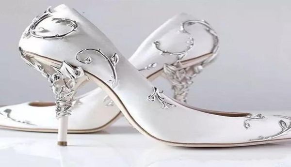 Zierliche, filigrane Blätter, die sich natürlich bis zum Absatz winden, weiße Damen-Hochzeitsschuhe, schicke Satin-Stiletto-Absätze, Eden Pumps Bridal2432838