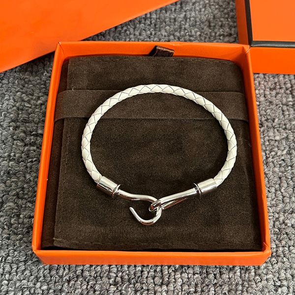 Famoso marchio di gioielli da donna Designer Bracciale in pelle di lusso Design classico con fibbia Materiale in ottone Colori multipli Braccialetti con ciondoli squisiti Regalo di moda sorella