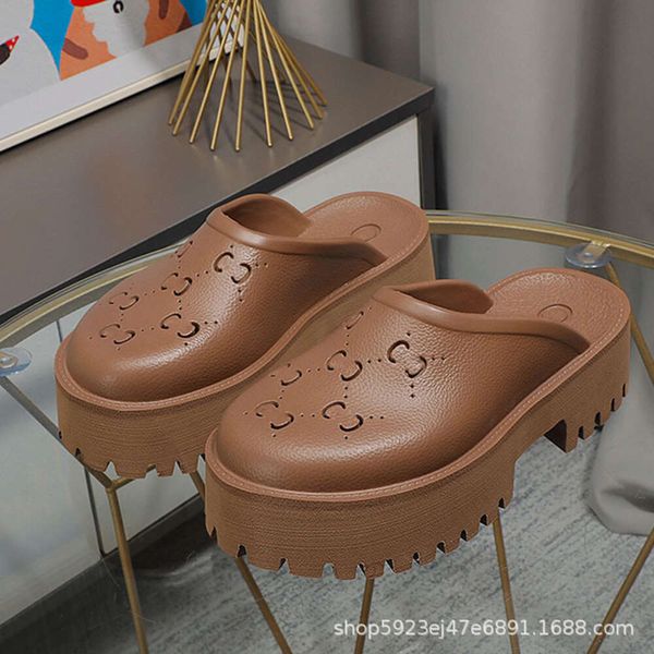 Guangzhou Damenschuhe Hausschuhe Damen Sommer Vietnamesischer Biskuitkuchen Strandlochsandalen mit dicken Sohlen ISJEl