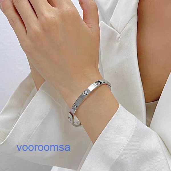 Bracciale per pneumatici per auto Moda donna Acciaio al titanio Leggero Lusso Personalizzato Accessori eleganti e di fascia alta L'artigianato è piccolo Nuovo con scatola originale