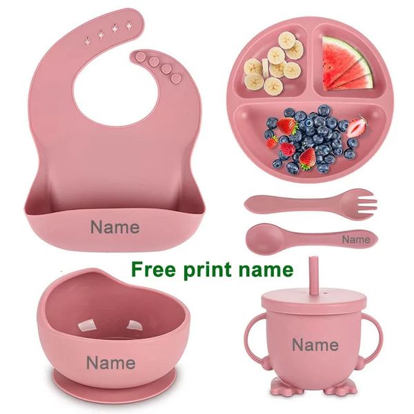 Conjuntos de alimentação de bebê com nome personalizado, copo de sucção de silicone, pratos, colher, garfo, babador, talheres infantis, tigelas de alimentação 6 tamanhos 240102